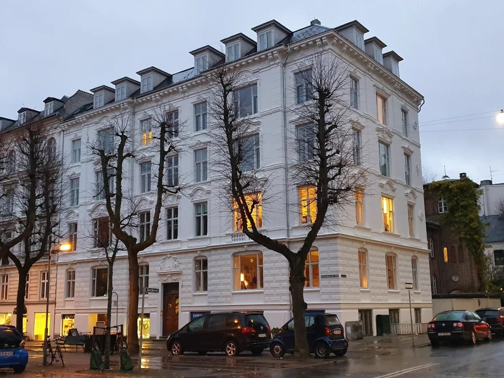 Facaderenovering Frederiksberg Alle 51 - kemisk afrensning og tyndpuds